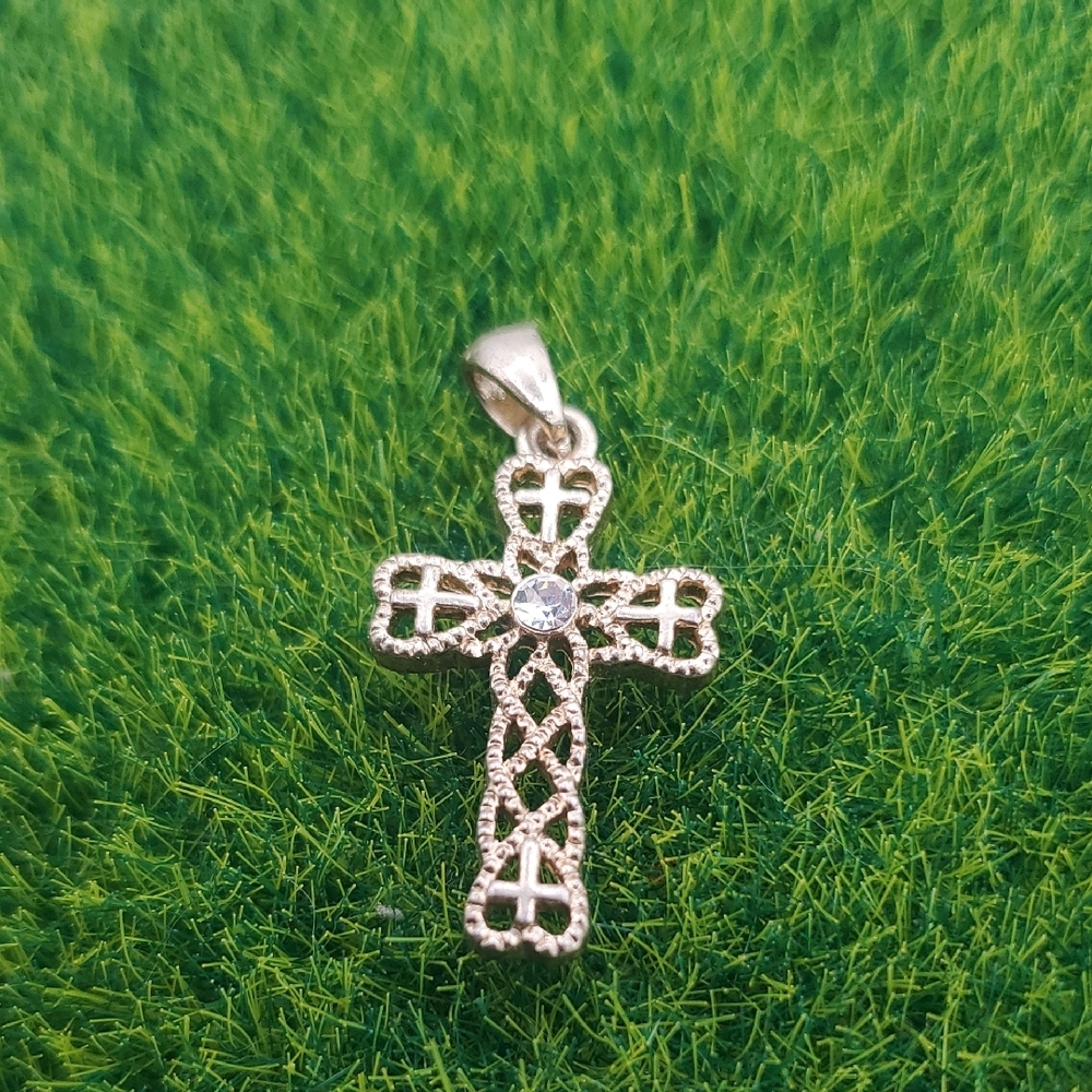 Elegant Gold Tone Cross Pendant P327